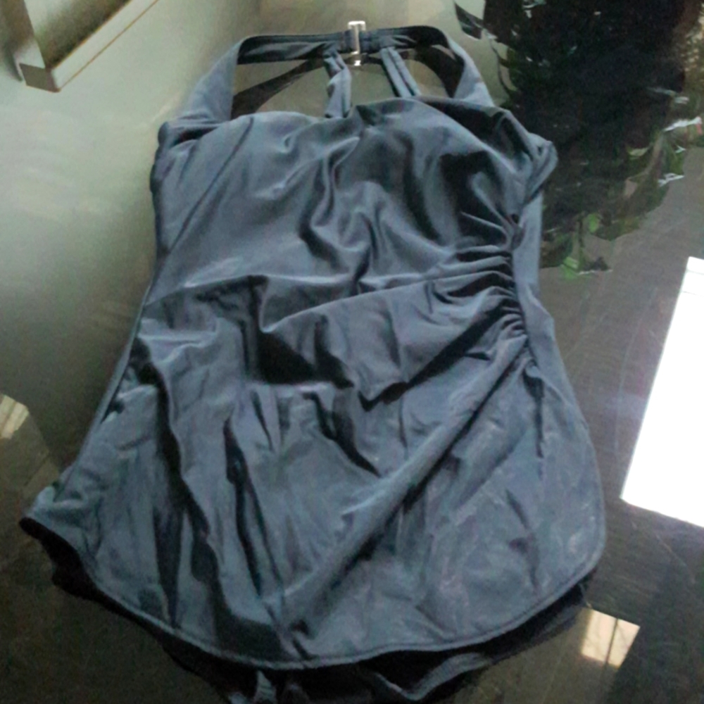 NWOT Lands End black Slender Size 6D swimsuit skirted.